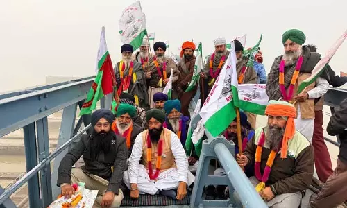 Amritsar: बाढ़ पीड़ितों ने हरिके हेडवर्क्स गेट पर प्रदर्शन कर राहत की मांग की