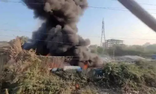 Hyderabad में मूसी नदी के पास कचरा यार्ड में आग लग गई