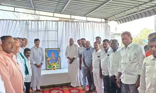 पूर्व मंत्री वेमुला प्रशांत रेड्डी ने Loka Bapureddy को सांत्वना दी पूर्व मंत्री वेमुला प्रशांत रेड्डी ने Loka Bapureddy को सांत्वना दी