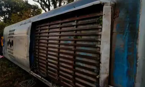Bolangir से कटक जा रही बस नयागढ़ में पलट गई Bolangir से कटक जा रही बस नयागढ़ में पलट गई