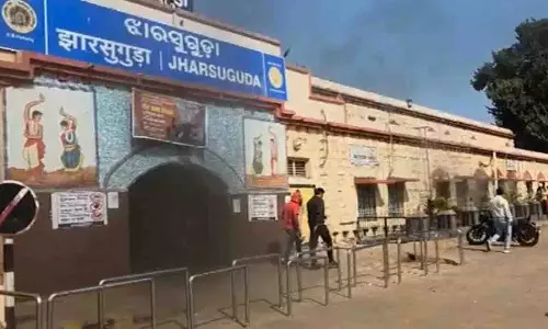 Jharsuguda रेलवे स्टेशन पर आग लगी, आग बुझाने की कोशिशें जारी