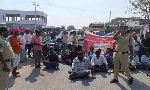 किसानों ने बढ़े हुए मुआवजे के लिए तंद्रयाला X-Road पर विरोध प्रदर्शन किया