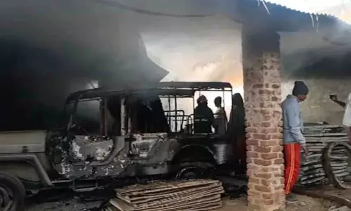 Kalahandi में ठेकेदार के गोदाम में आग लगाई गई, माओवादी एंगल से इनकार किया गया Kalahandi में ठेकेदार के गोदाम में आग लगाई गई, माओवादी एंगल से इनकार किया गया
