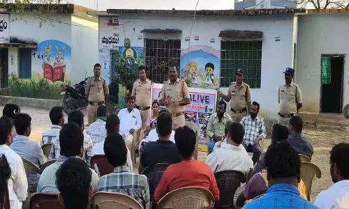 CI Satyanarayana ने टेकुलापल्ली में सड़क सुरक्षा के बारे में जागरूकता बढ़ाई CI Satyanarayana ने टेकुलापल्ली में सड़क सुरक्षा के बारे में जागरूकता बढ़ाई