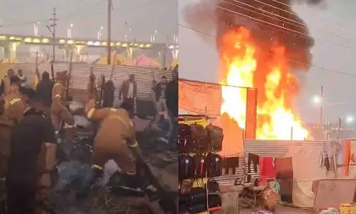 Prayagraj माघ मेले में नारायण धाम कैंप में आग लगी, 15 टेंट जलकर खाक हो गए