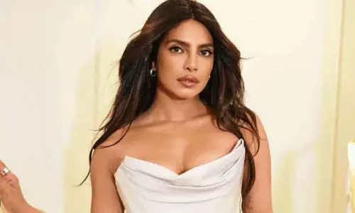 Priyanka Chopra का पिक्चर-परफेक्ट अंदाज: ऑफ-व्हाइट गाउन में ढाया कहर Priyanka Chopra का पिक्चर-परफेक्ट अंदाज: ऑफ-व्हाइट गाउन में ढाया कहर