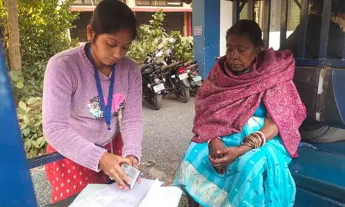 कमलाकानन टूटे पैर के साथ SIR की सुनवाई में शामिल हुए, ई-रिक्शा से काम किया
