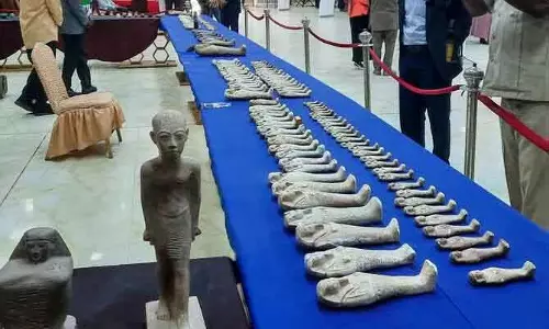 युद्ध के बीच Sudan का बड़ा ऑपरेशन: बरामद की गईं लूटी हुई प्राचीन मूर्तियाँ और ताबीज युद्ध के बीच Sudan का बड़ा ऑपरेशन: बरामद की गईं लूटी हुई प्राचीन मूर्तियाँ और ताबीज