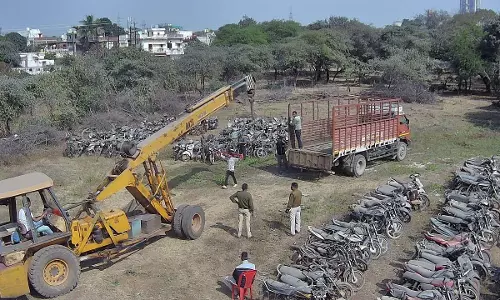 थानों में वर्षों से लावारिश पड़े 1820 वाहन नीलाम, 77 लाख रुपए शासकीय कोष में जमा थानों में वर्षों से लावारिश पड़े 1820 वाहन नीलाम, 77 लाख रुपए शासकीय कोष में जमा