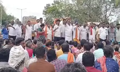 Rameswaram: पंबन मछुआरों ने राष्ट्रीय राजमार्ग जाम किया Rameswaram: पंबन मछुआरों ने राष्ट्रीय राजमार्ग जाम किया