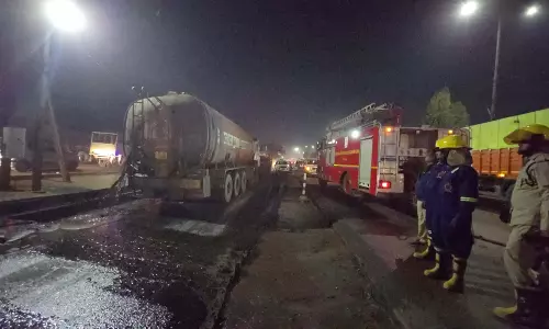 दो ट्रकों की टक्कर, टायर बनाने के ऑयल में लीकेज, दमकल गाडी मौके पर मौजूद दो ट्रकों की टक्कर, टायर बनाने के ऑयल में लीकेज, दमकल गाडी मौके पर मौजूद