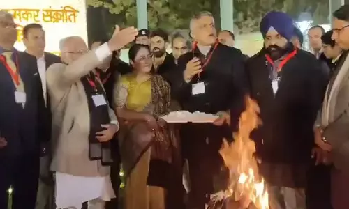 मुख्यमंत्री रेखा गुप्ता ने भवन में केंद्रीय मंत्री मनोहर लाल खट्टर के साथ लोहड़ी उत्सव मनाया मुख्यमंत्री रेखा गुप्ता ने भवन में केंद्रीय मंत्री मनोहर लाल खट्टर के साथ लोहड़ी उत्सव मनाया