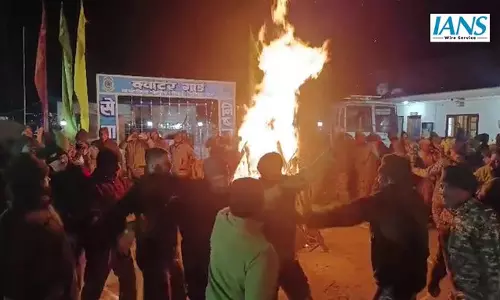 कुलगाम में सीआरपीएफ जवानों ने उत्साहपूर्वक मनाई लोहड़ी कुलगाम में सीआरपीएफ जवानों ने उत्साहपूर्वक मनाई लोहड़ी