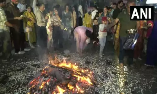 मुंबई में लोगों ने हर्षोल्लास के साथ मनाई लोहड़ी, सर्दियों का पर्व बना खुशियों का उत्सव मुंबई में लोगों ने हर्षोल्लास के साथ मनाई लोहड़ी, सर्दियों का पर्व बना खुशियों का उत्सव