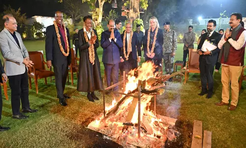दक्षिण अफ्रीका और ग्रेनेडा के प्रतिनिधिमंडलों ने लोकसभा अध्यक्ष Om Birla के साथ लोहड़ी मनाई दक्षिण अफ्रीका और ग्रेनेडा के प्रतिनिधिमंडलों ने लोकसभा अध्यक्ष Om Birla के साथ लोहड़ी मनाई