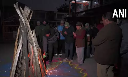 पुंछ में उल्लास और उत्साह के साथ मनाई गई लोहड़ी, लोग नाच-गाकर स्वागत कर रहे ठंड का