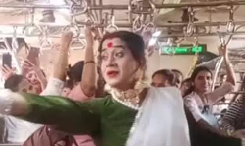 Mumbai की लोकल ट्रेन में क्लासिकल डांस, महिला लेडिस डिब्बे में, VIDEO वायरल