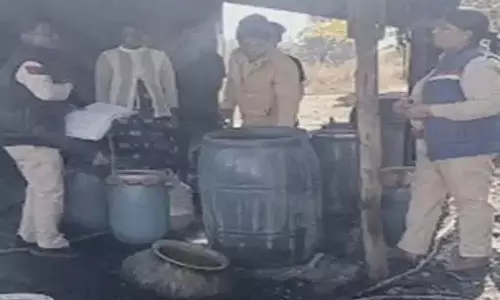 अवैध महुआ शराब फैक्ट्री का खुलासा, 150 लीटर शराब और बड़ी मात्रा में सामग्री जब्त अवैध महुआ शराब फैक्ट्री का खुलासा, 150 लीटर शराब और बड़ी मात्रा में सामग्री जब्त