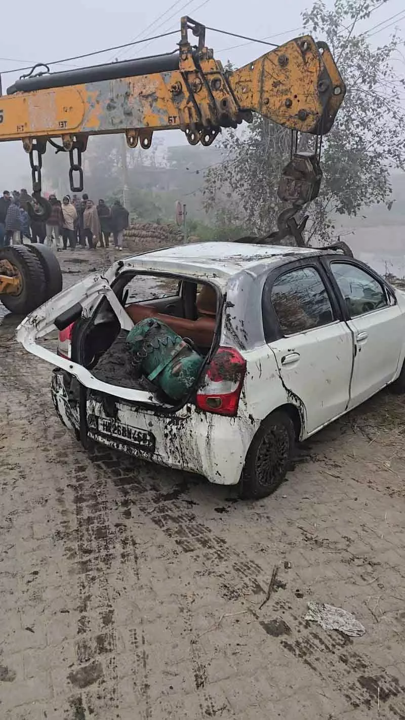 Karnal में घने कोहरे के बीच कार तालाब में गिरी, ड्राइवर की मौत Karnal में घने कोहरे के बीच कार तालाब में गिरी, ड्राइवर की मौत