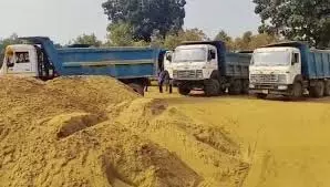 Maihar: रेत माफिया को बड़ा झटका,4 डंप ट्रक जब्त Maihar: रेत माफिया को बड़ा झटका,4 डंप ट्रक जब्त