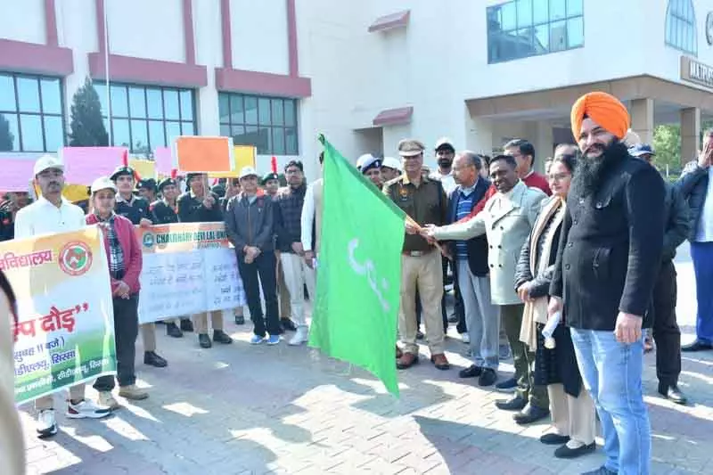 Sirsa में छात्रों से विवेकानंद के रास्ते पर चलने का आग्रह Sirsa में छात्रों से विवेकानंद के रास्ते पर चलने का आग्रह