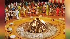 Lohri Festival 2026: जानें लोहड़ी पर लोग क्यों गाते हैं दुल्ला भट्टी से जुड़े गीत Lohri Festival 2026: जानें लोहड़ी पर लोग क्यों गाते हैं दुल्ला भट्टी से जुड़े गीत