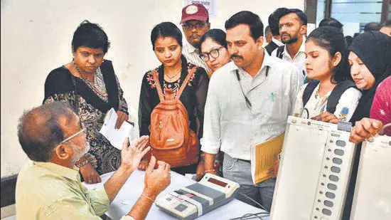 KDMC , election ट्रेनिंग सेशन में शामिल न होने पर 80 स्कूल स्टाफ पर केस किया KDMC , election ट्रेनिंग सेशन में शामिल न होने पर 80 स्कूल स्टाफ पर केस किया