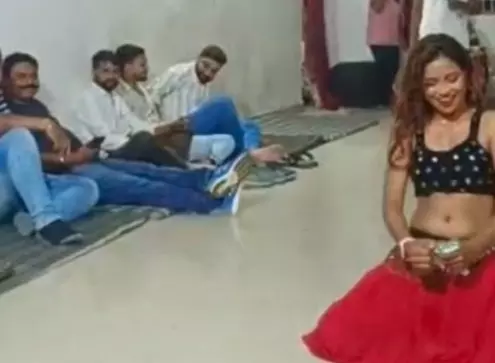 डिप्टी रेंजर और वन पाल सस्पेंड, रेस्ट हाउस में अश्लील डांस का वीडियो हुआ था वायरल डिप्टी रेंजर और वन पाल सस्पेंड, रेस्ट हाउस में अश्लील डांस का वीडियो हुआ था वायरल