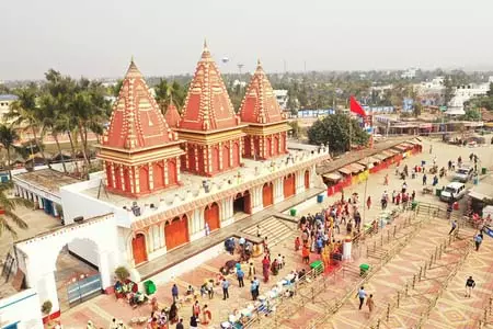 मकर संक्रांति से पहले श्रद्धालु पवित्र स्नान के लिए पहुंच रहे गंगासागर, सुरक्षा के कड़े इंतजाम मकर संक्रांति से पहले श्रद्धालु पवित्र स्नान के लिए पहुंच रहे गंगासागर, सुरक्षा के कड़े इंतजाम