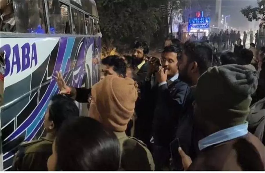 Madhya Pradesh: मुस्लिम महिला का पैर टच होने पर हिंदू युवक की बेरहमी से पिटाई Madhya Pradesh: मुस्लिम महिला का पैर टच होने पर हिंदू युवक की बेरहमी से पिटाई
