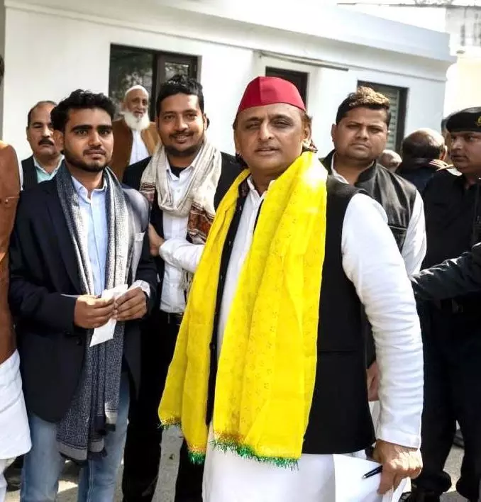 Lucknow: पुरस्कार विवाद के बीच अखिलेश यादव ने अवधेश साहू को सम्मान दिया Lucknow: पुरस्कार विवाद के बीच अखिलेश यादव ने अवधेश साहू को सम्मान दिया