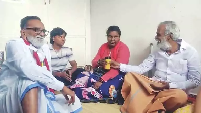 Chennai: 165 दिन से चल रहा सफाई कर्मचारियों का विरोध प्रदर्शन बहाली के वादे के बाद खत्म हुआ Chennai: 165 दिन से चल रहा सफाई कर्मचारियों का विरोध प्रदर्शन बहाली के वादे के बाद खत्म हुआ
