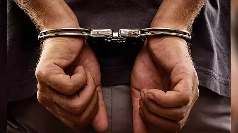 Chennai: छात्रा पर हमले की कोशिश के आरोप में सिक्योरिटी गार्ड गिरफ्तार Chennai: छात्रा पर हमले की कोशिश के आरोप में सिक्योरिटी गार्ड गिरफ्तार