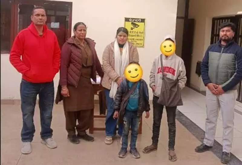 Jalandhar: डिस्ट्रिक्ट टास्क फोर्स ने बाल भीख मांगने के खिलाफ कार्रवाई करते हुए दो बच्चों को बचाया Jalandhar: डिस्ट्रिक्ट टास्क फोर्स ने बाल भीख मांगने के खिलाफ कार्रवाई करते हुए दो बच्चों को बचाया