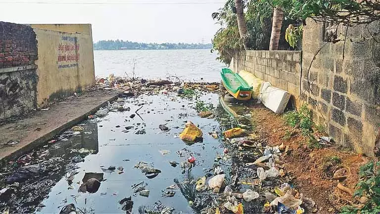 पीने के पानी में मिलावट, Puzhal Lake में बिना रोक-टोक के सीवेज बहता है पीने के पानी में मिलावट, Puzhal Lake में बिना रोक-टोक के सीवेज बहता है