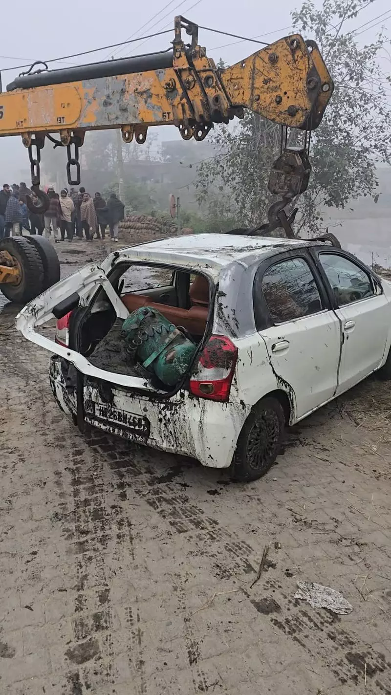 Karnal में घने कोहरे के बीच कार तालाब में गिरी, ड्राइवर की मौत Karnal में घने कोहरे के बीच कार तालाब में गिरी, ड्राइवर की मौत