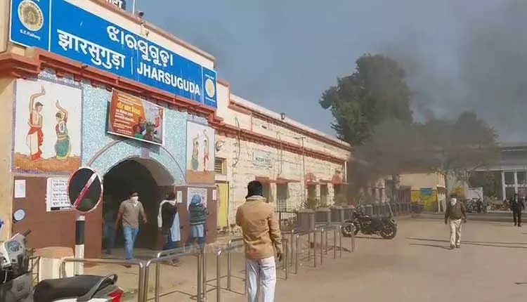 Jharsuguda रेलवे स्टेशन में आग लगने से ट्रेन सेवाएं बाधित Jharsuguda रेलवे स्टेशन में आग लगने से ट्रेन सेवाएं बाधित