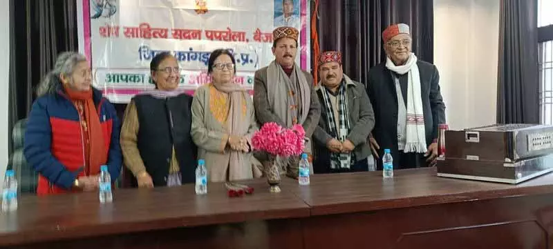 साहित्यकार ज्ञान रंजन ने Palampur में कवि सम्मेलन के दौरान पुष्पांजलि अर्पित की साहित्यकार ज्ञान रंजन ने Palampur में कवि सम्मेलन के दौरान पुष्पांजलि अर्पित की