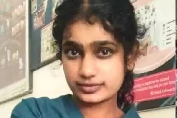 Bengaluru डेंटल स्टूडेंट सुसाइड मामले में बड़ा एक्शन, छह लेक्चरर हटाए गए Bengaluru डेंटल स्टूडेंट सुसाइड मामले में बड़ा एक्शन, छह लेक्चरर हटाए गए