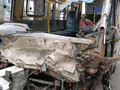 Kolkata में सरकारी बस पलटने से 10 से ज़्यादा लोग घायल Kolkata में सरकारी बस पलटने से 10 से ज़्यादा लोग घायल