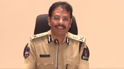 तेलंगाना: CM और IAS अधिकारी पर मानहानि, SIT ने शुरू की जांच तेलंगाना: CM और IAS अधिकारी पर मानहानि, SIT ने शुरू की जांच