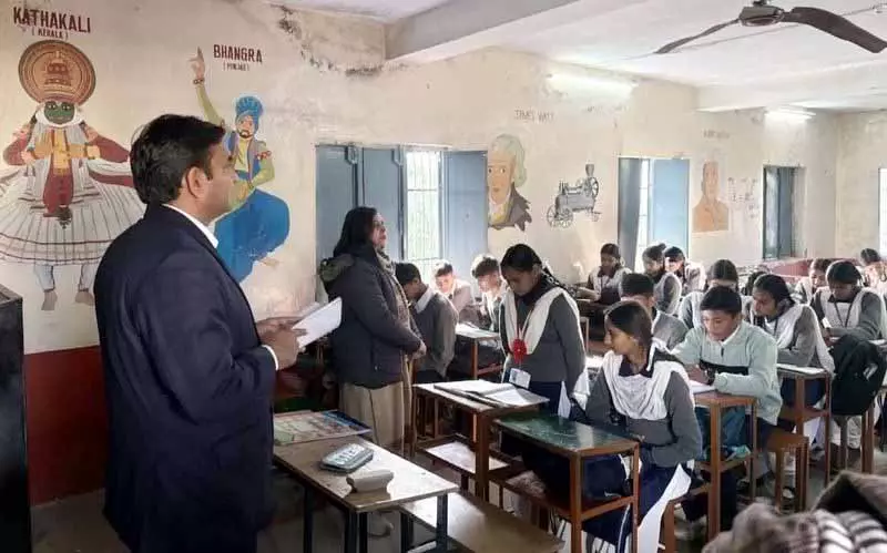 Kangra DC ने अपना विद्यालय कार्यक्रम के तहत गोद लिए गए स्कूल का दौरा किया Kangra DC ने अपना विद्यालय कार्यक्रम के तहत गोद लिए गए स्कूल का दौरा किया