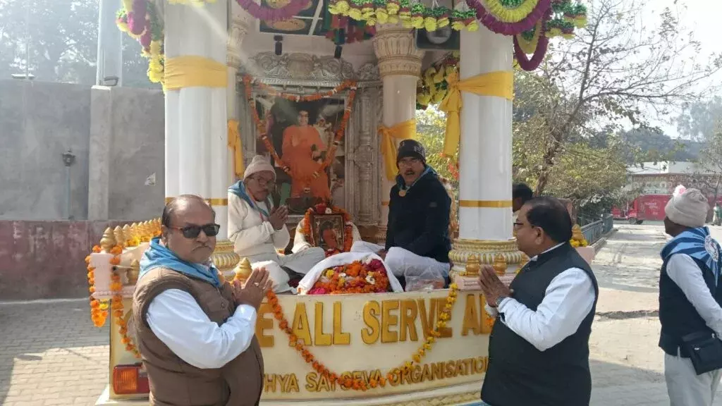 Farrukhabad: भव्य स्वागत के बीच नगर में श्री सत्य साईं रथ यात्रा हुई आगमन Farrukhabad: भव्य स्वागत के बीच नगर में श्री सत्य साईं रथ यात्रा हुई आगमन