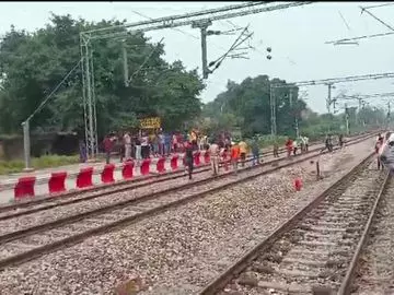 Farrukhabad: ट्रेन की चपेट में आने से युवक का पैर कटा Farrukhabad: ट्रेन की चपेट में आने से युवक का पैर कटा