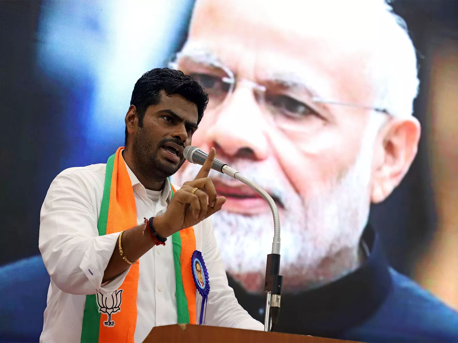 संपादकीय में सामना ने BJP नेता की मुंबई टिप्पणी की कड़ी आलोचना की संपादकीय में सामना ने BJP नेता की मुंबई टिप्पणी की कड़ी आलोचना की