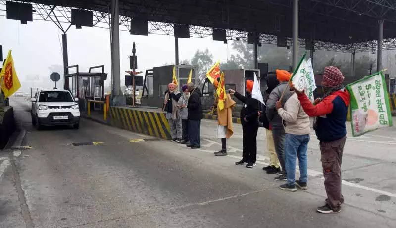 Sikh कैदियों की रिहाई की मांग को लेकर टोल प्लाजा को वाहनों के लिए फ्री कर दिया गया Sikh कैदियों की रिहाई की मांग को लेकर टोल प्लाजा को वाहनों के लिए फ्री कर दिया गया