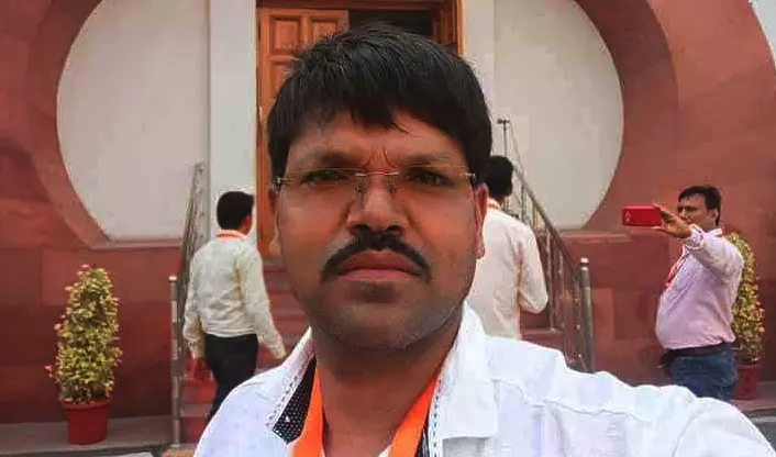 फरार हुआ पंचायत सचिव, भतीजी ने दुष्कर्म का लगाया आरोप फरार हुआ पंचायत सचिव, भतीजी ने दुष्कर्म का लगाया आरोप