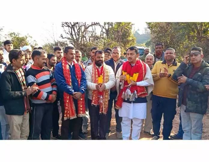 Pathania ने सड़क मरम्मत और बाढ़ से बचाव के प्रोजेक्ट शुरू किए Pathania ने सड़क मरम्मत और बाढ़ से बचाव के प्रोजेक्ट शुरू किए