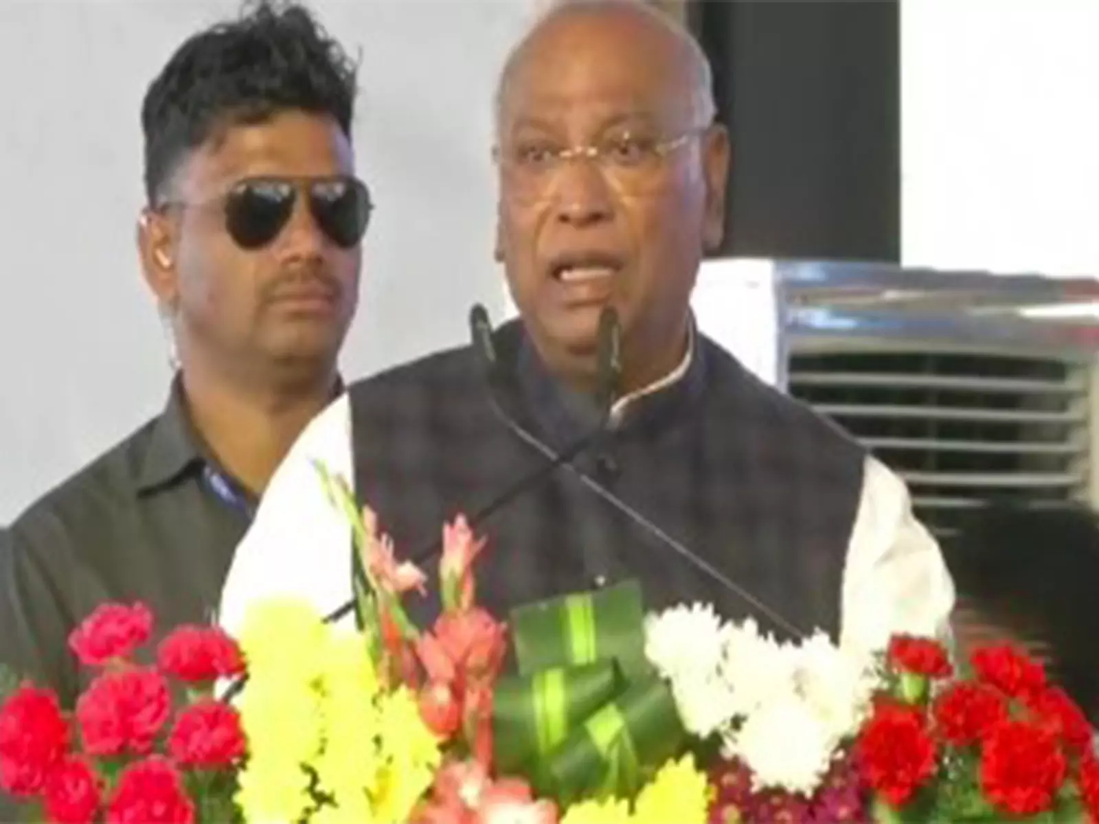 Congress नेता मल्लिकार्जुन खर्गे ने लोहड़ी की हार्दिक शुभकामनाएं दीं Congress नेता मल्लिकार्जुन खर्गे ने लोहड़ी की हार्दिक शुभकामनाएं दीं