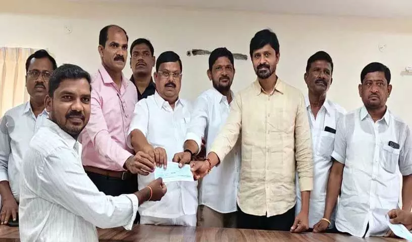 हम अकबर के ज़मीन से विस्थापित किसानों का साथ देंगे: MLA बालू नायक हम अकबर के ज़मीन से विस्थापित किसानों का साथ देंगे: MLA बालू नायक